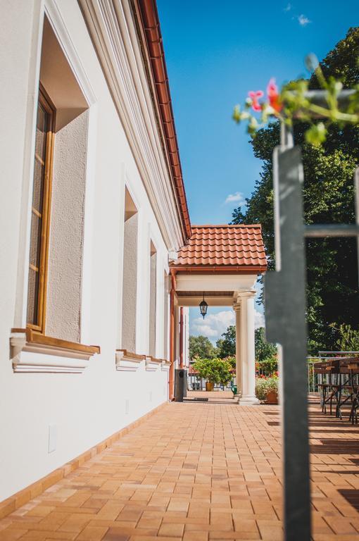 Pod Kolumnami Hotel Pilica Exterior photo